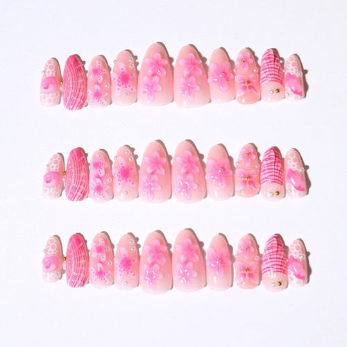 Kunstnagelset mit detailreichen 3D-Blumen und eleganten Akzenten Karnz