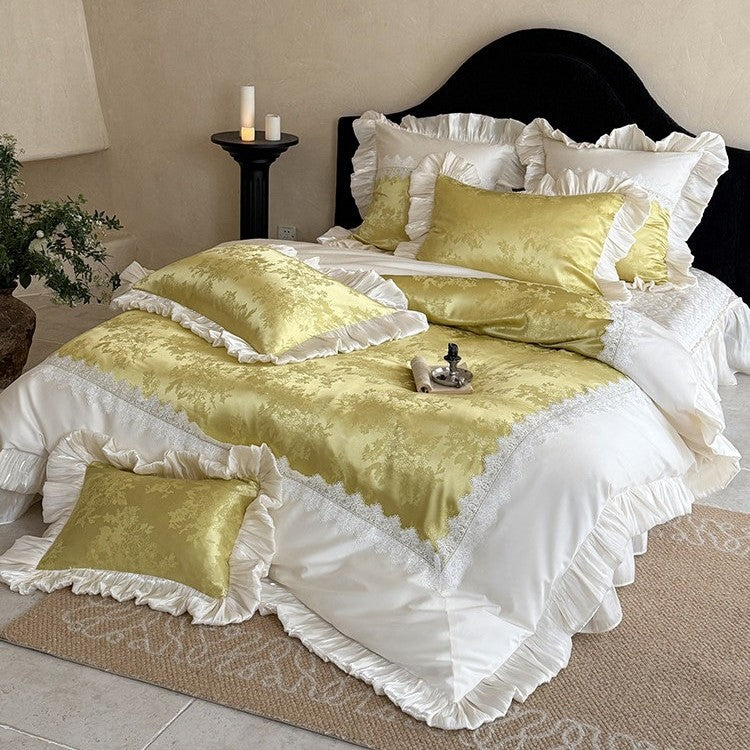 Elegante Schlafzimmergarnitur: Jacquard‑Satin‑Tagesdecke mit Ziervolant und Spitzenblende