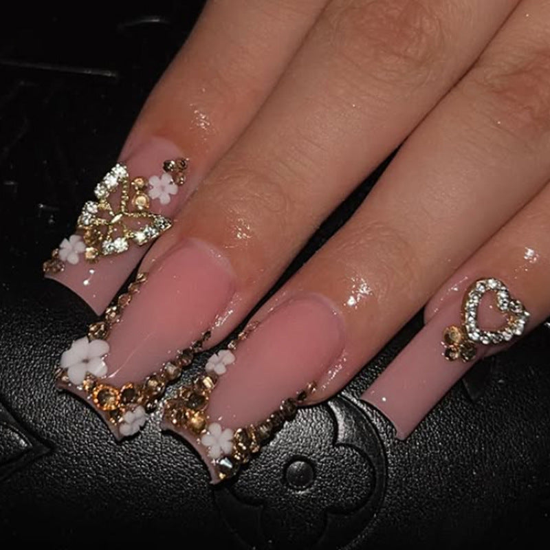 Kunstnagelset mit glamourösen 3D-Verzierungen und elegantem Design Karnz