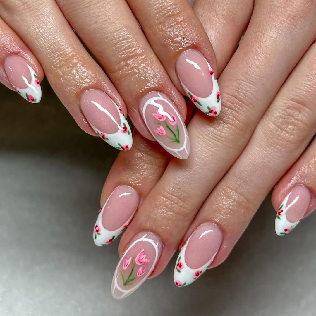 Kunstvolle Nagelverlängerungen mit floralem Design Karnz
