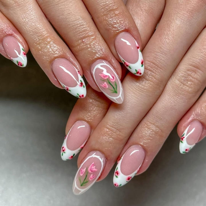 Kunstvolle Nagelverlängerungen mit floralem Design Karnz
