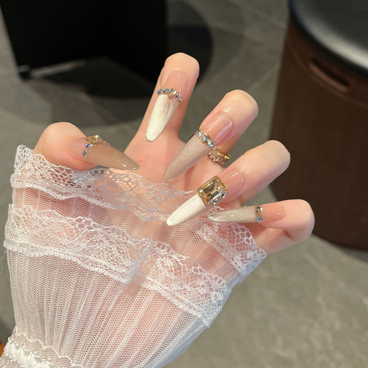 Künstlerische Stiletto Press-On Nagelkunst mit schimmernden Akzenten Karnz