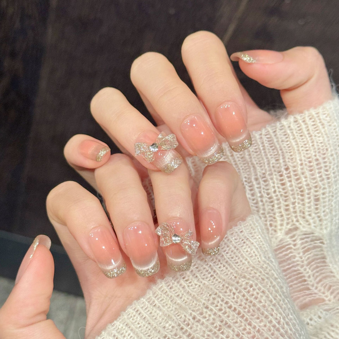 Elegante mit Glitzer veredelte Press-On Nagelkunst