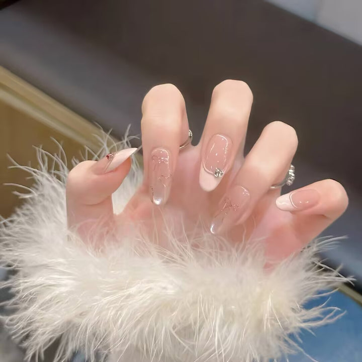 Künstlerisches Nageldesign mit dekorativen Elementen Karnz