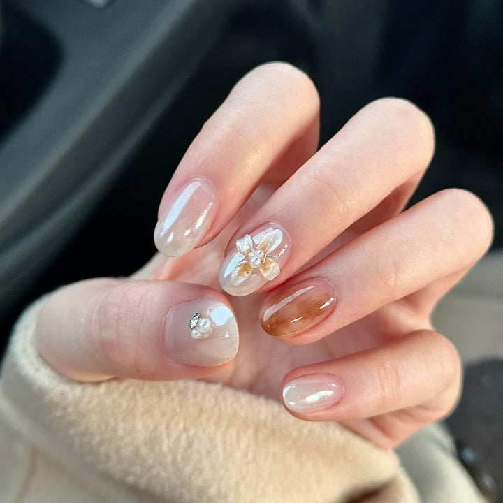 Kunstnägel mit Floralen Details und Glitzer Karnz