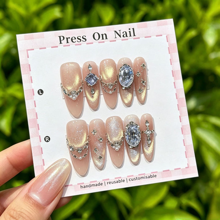 Künstlerisches Press-On Nagelset mit floralen und gemusterten Designs