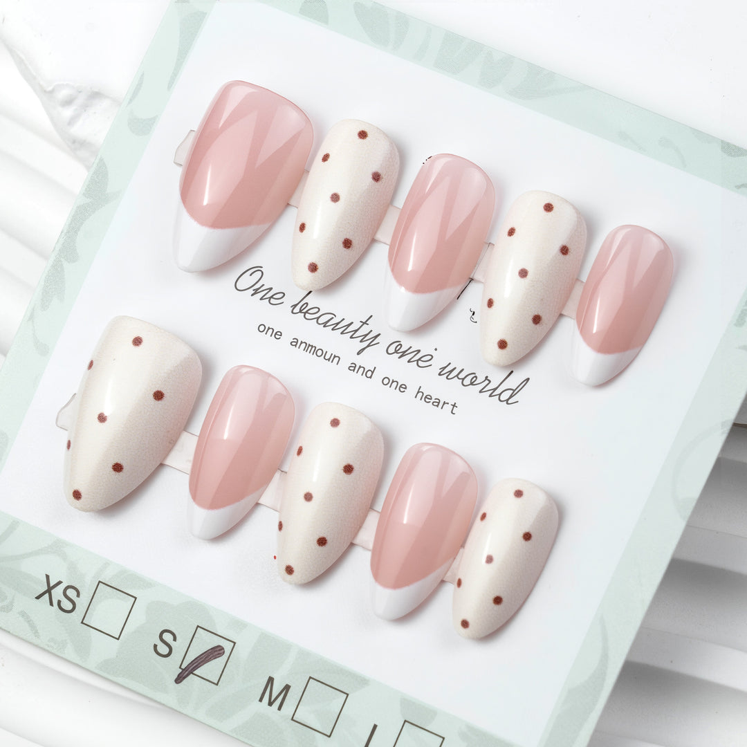 Elegantes Press-On-Nagelset mit gepunktetem und französischem Spitzen-Design Karnz