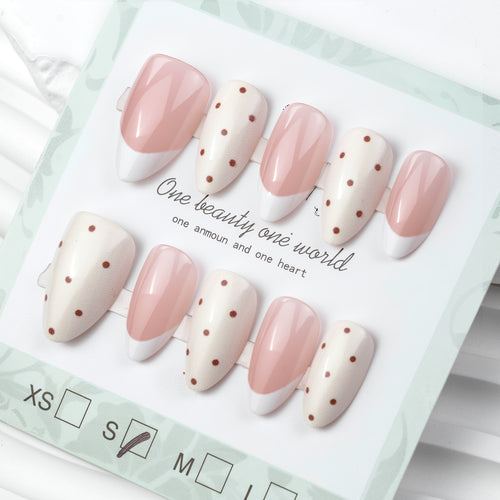 Elegantes Press-On-Nagelset mit gepunktetem und französischem Spitzen-Design Karnz