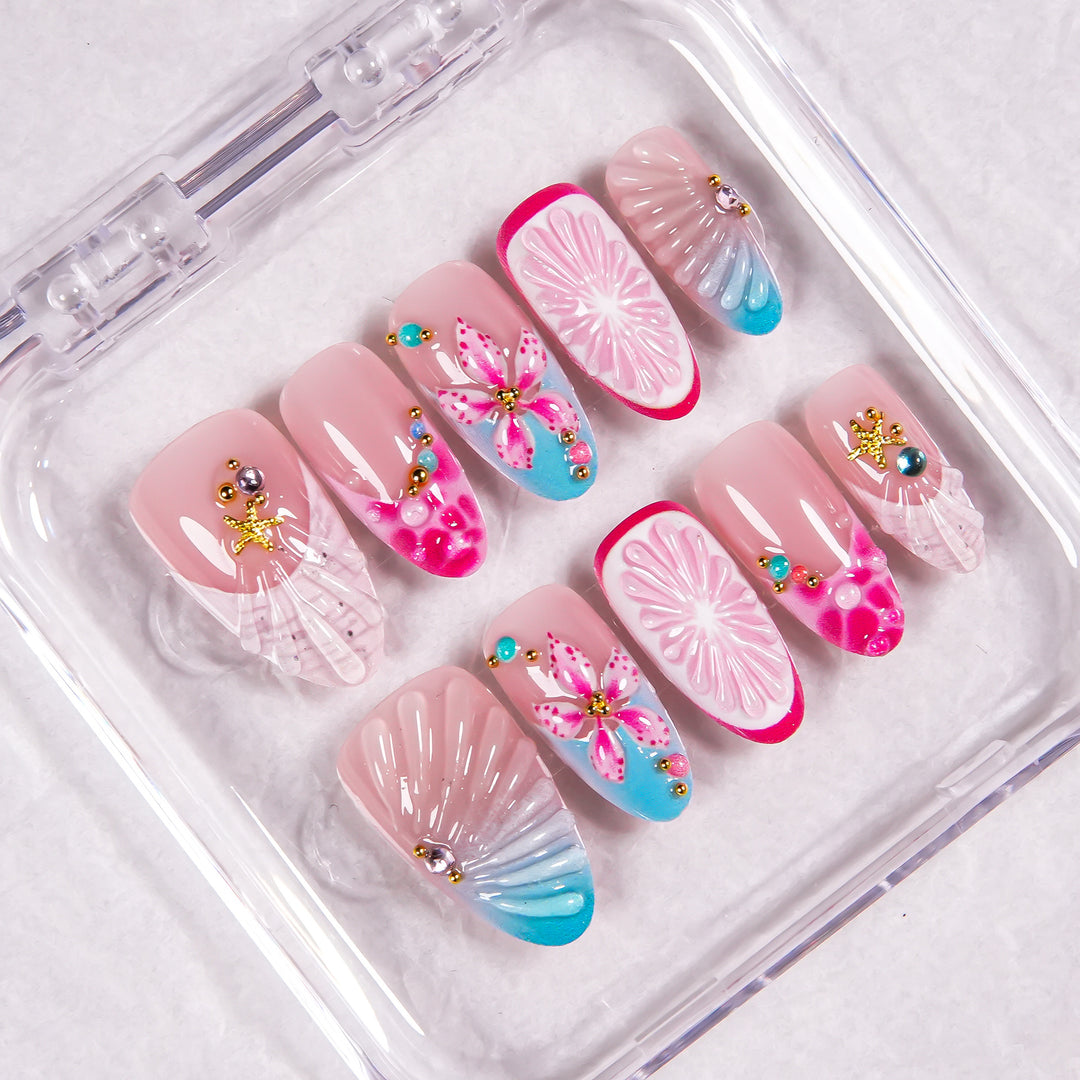 Künstlerisches Press-On Nail Set mit floralen Akzenten