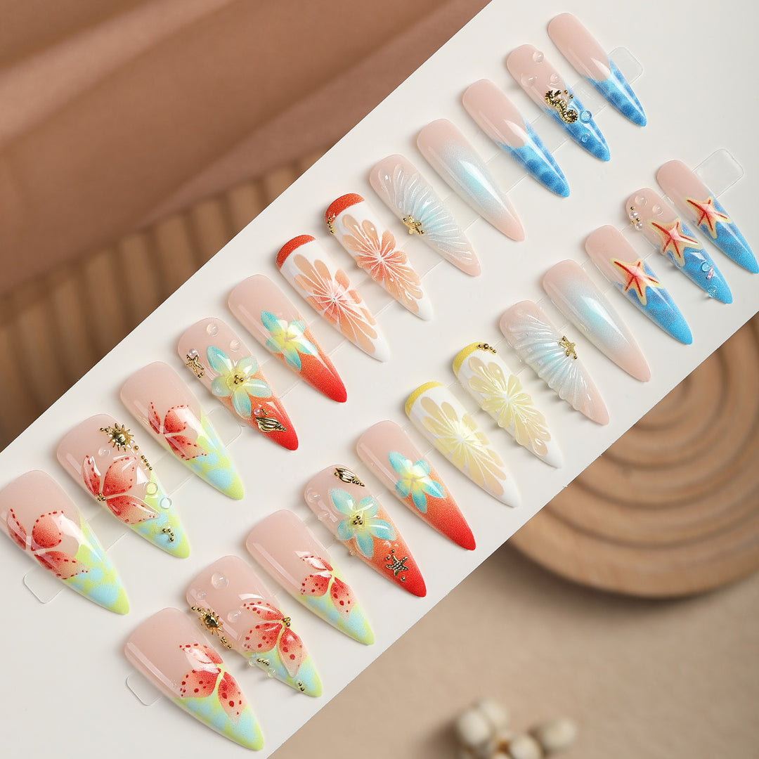Kunstnagelset mit floralen und maritimen Akzenten Karnz