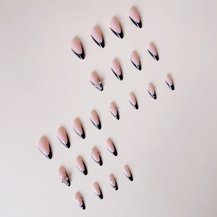 Kunstnagelset mit luxuriösem französischem Design und strahlenden Akzenten Karnz
