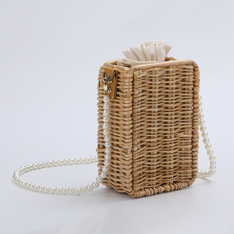 Damen Handtasche aus geflochtenem Material mit Perlenakzenten Karnz