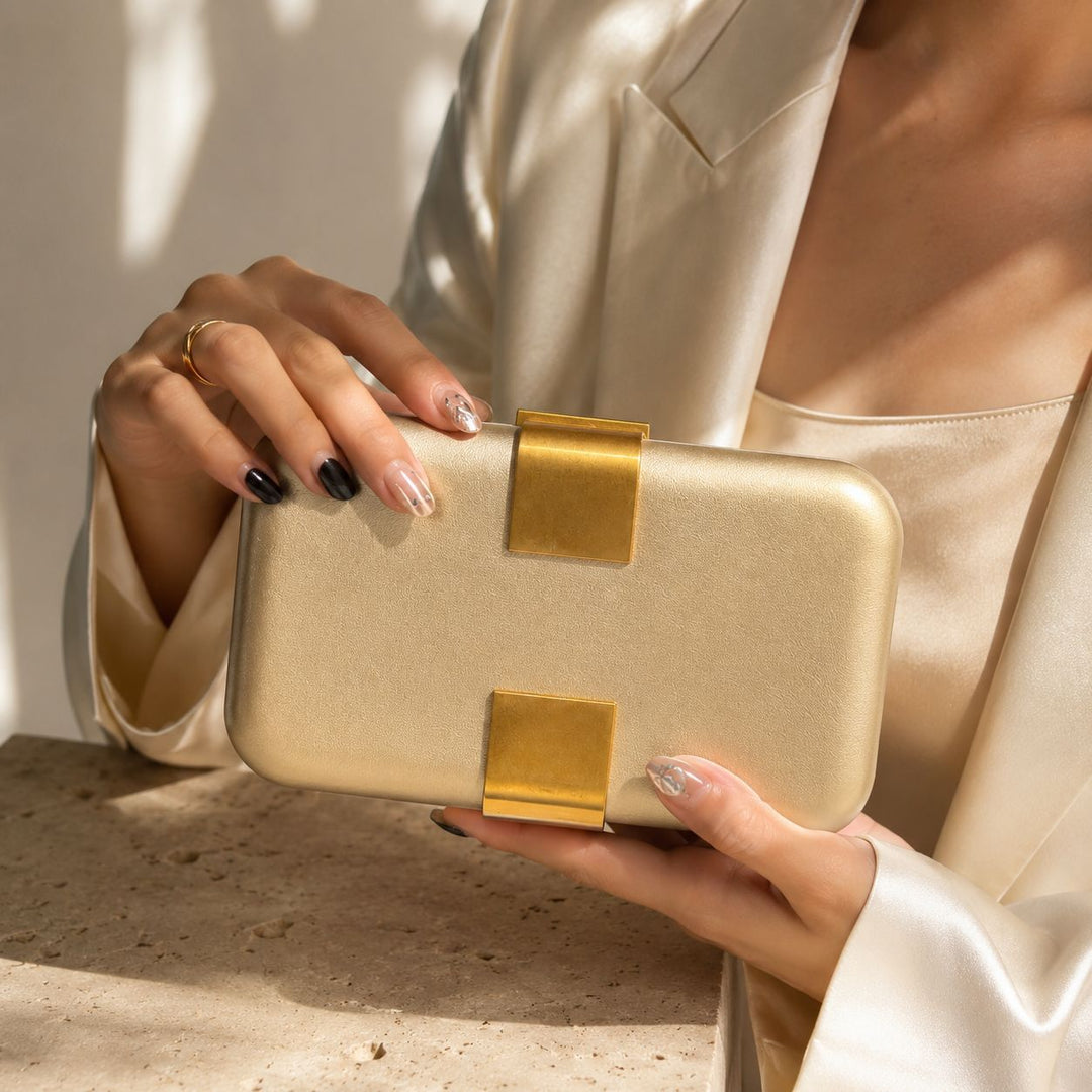 Elegante, gebogene Muschel-Clutch