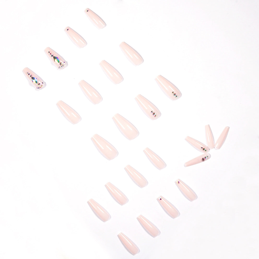 Glamouröse Nagelverlängerungen mit Strassverzierungen Karnz