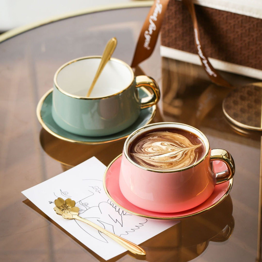 Elegante Porzellan-Tasse mit Untertasse und skulpturellem Goldhenkel