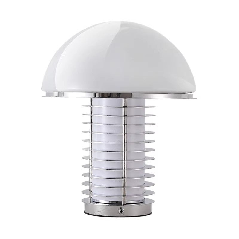 Stilvolle moderne Tischlampe mit dekorativem Metallsockel