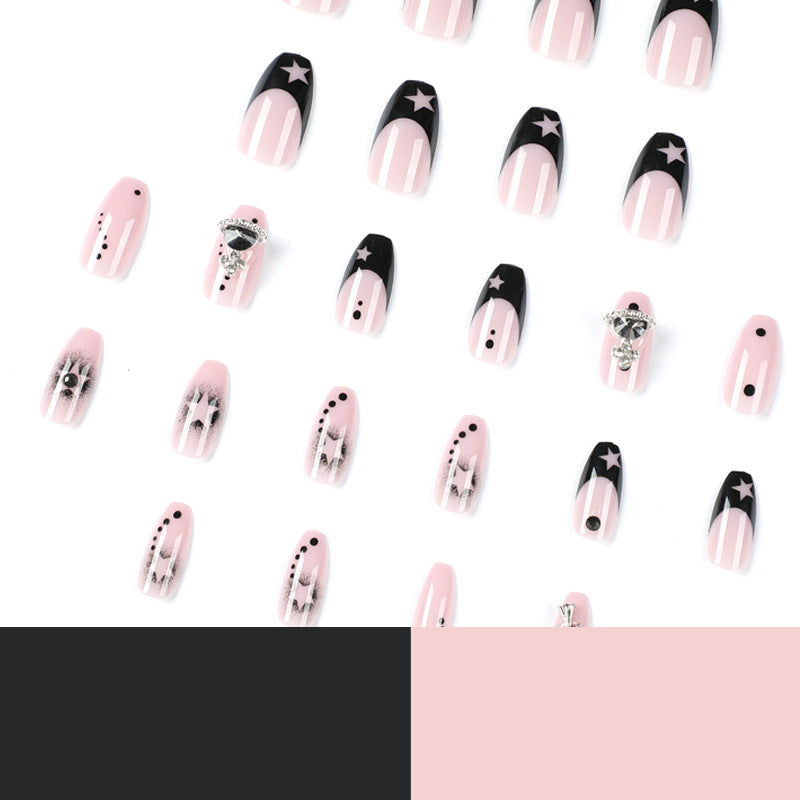 Glamouröse Nagelkunst mit Sternenmotiven und Glitzerakzenten Karnz