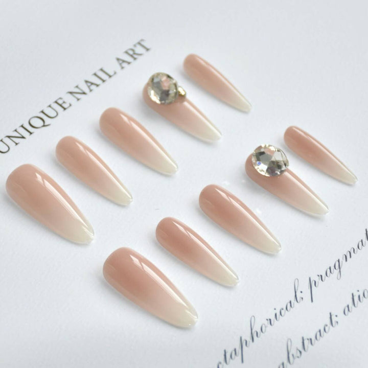 Dekorative mit Strass verzierten Stiletto-Nagelverlängerungen Karnz