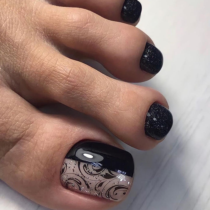 Elegante Fußnagelkunst mit detailliertem Design Karnz
