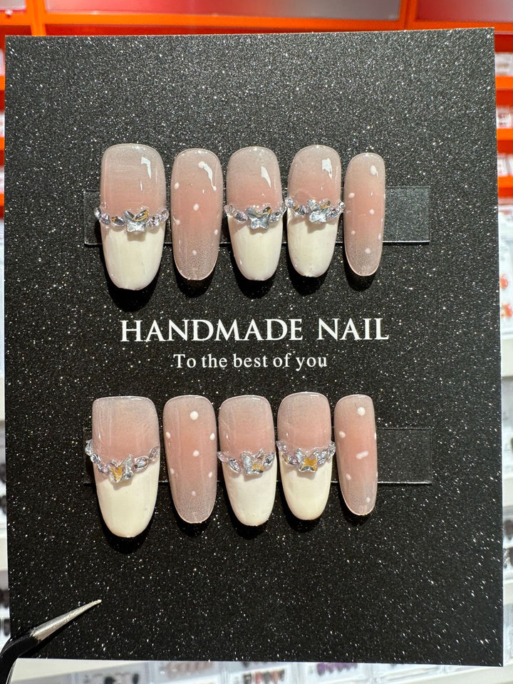 Handgefertigtes elegantes Press-On-Nagelset mit Edelsteindetails