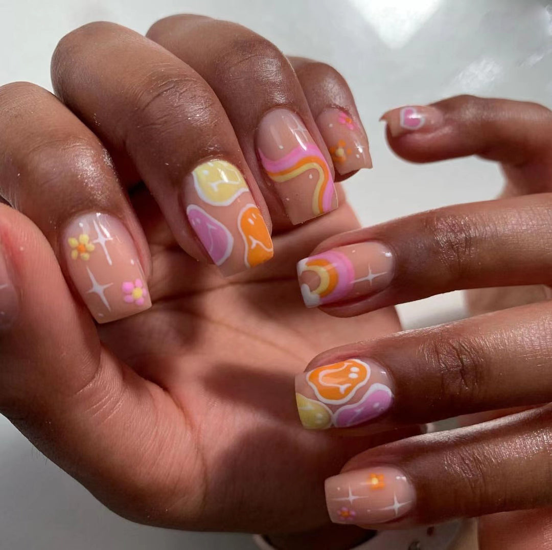 Kreative Nageldesigns mit bunten Mustern Karnz