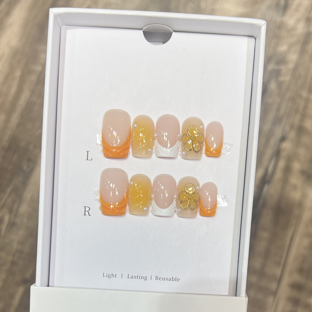Elegante Stiletto Press-On Nagelset mit floralen Akzenten Karnz