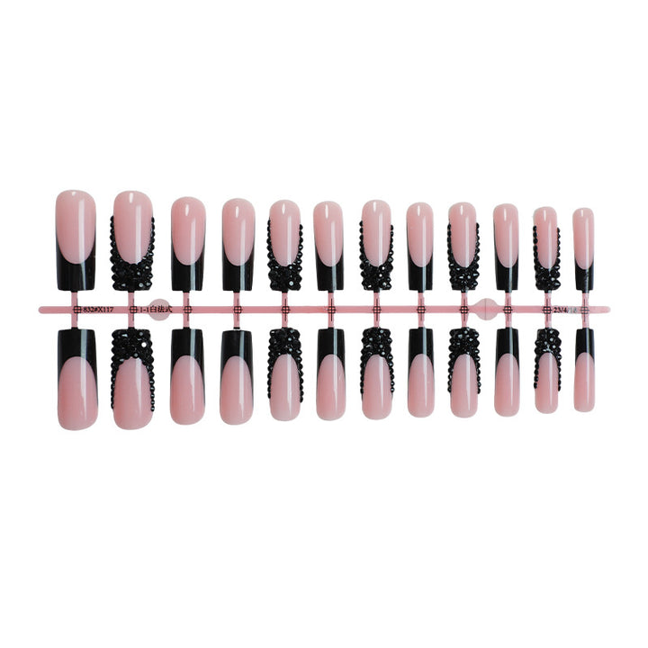 Elegantes Nagelkunst Press-On-Set mit dekorativen Edelsteinen Karnz