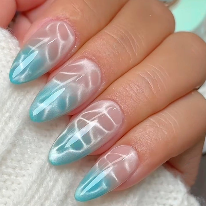 Kunstnagelset mit elegantem Farbverlauf und schimmernden Akzenten Karnz