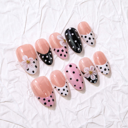 Blumen- und Pünktchen Press-On Nail Art Karnz