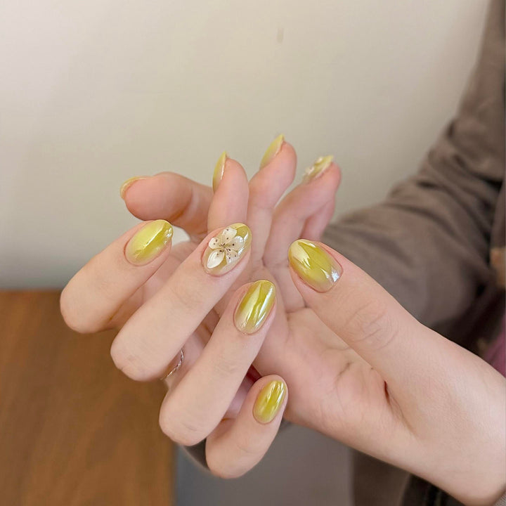Kunstnägel mit Floralem Design und Glänzendem Finish Karnz
