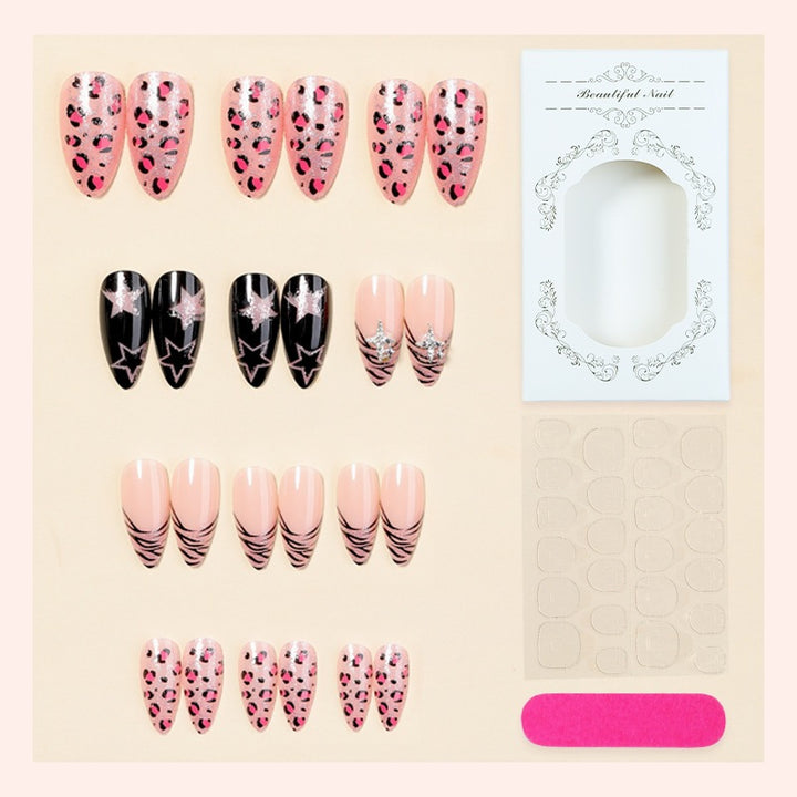 Kreatives Kunstnagelset mit Leoparden- und Glitzerakzenten Karnz