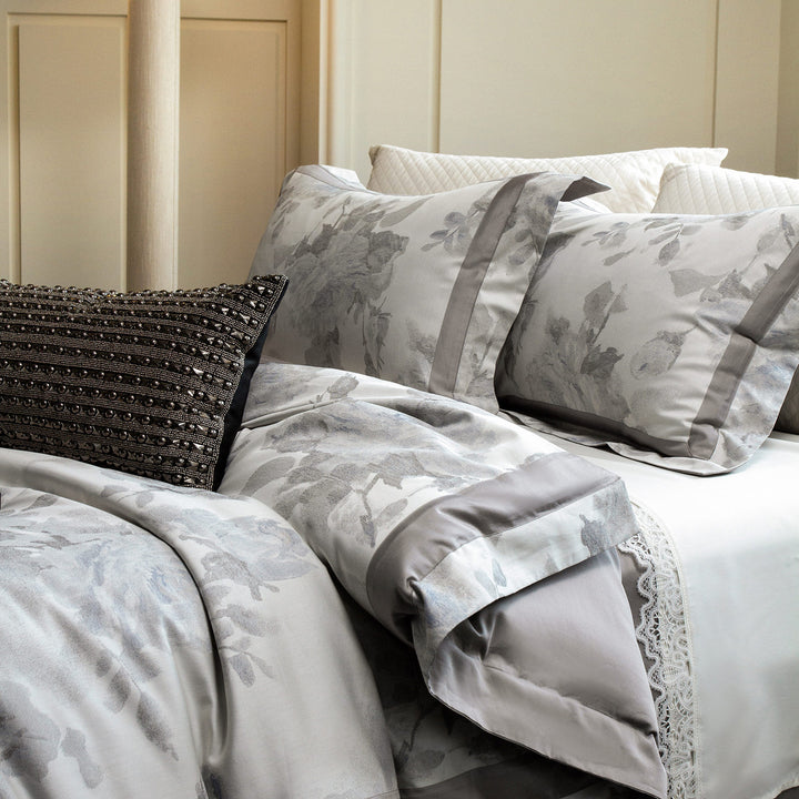 Baumwollsatin-Duvetbezug-Set mit zartem Aquarell‑Blumenprint, Paspelrand und passenden Kissenbezügen