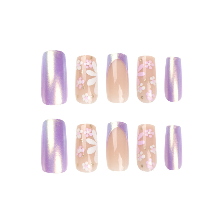 Künstliche Nagelkunst mit floralen Mustern und Glanz Karnz