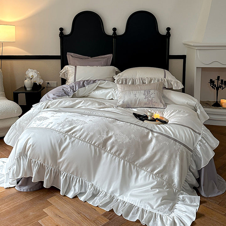 Elegante Satin-Bettgarnitur mit Rüschenvolant, feinem Jacquard und Zierkissen