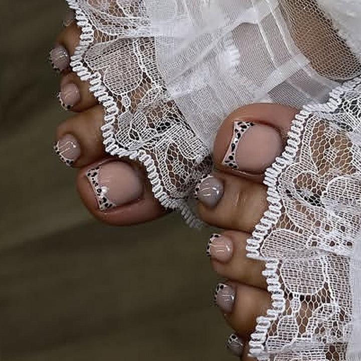Kunstvolle Fußnagelgestaltung mit eleganten Spitzen Karnz