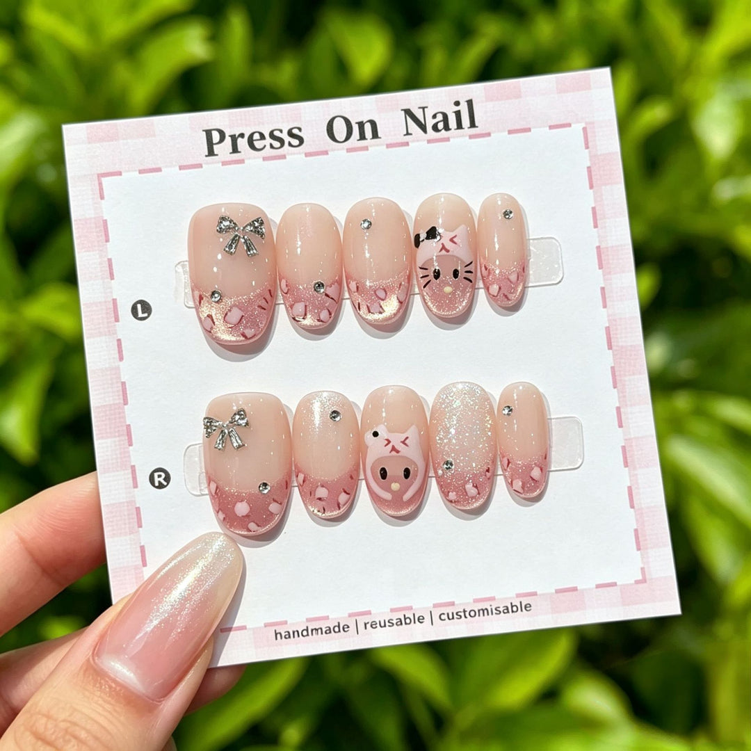 Künstlerisches Press-On Nagelset mit floralen und gemusterten Designs