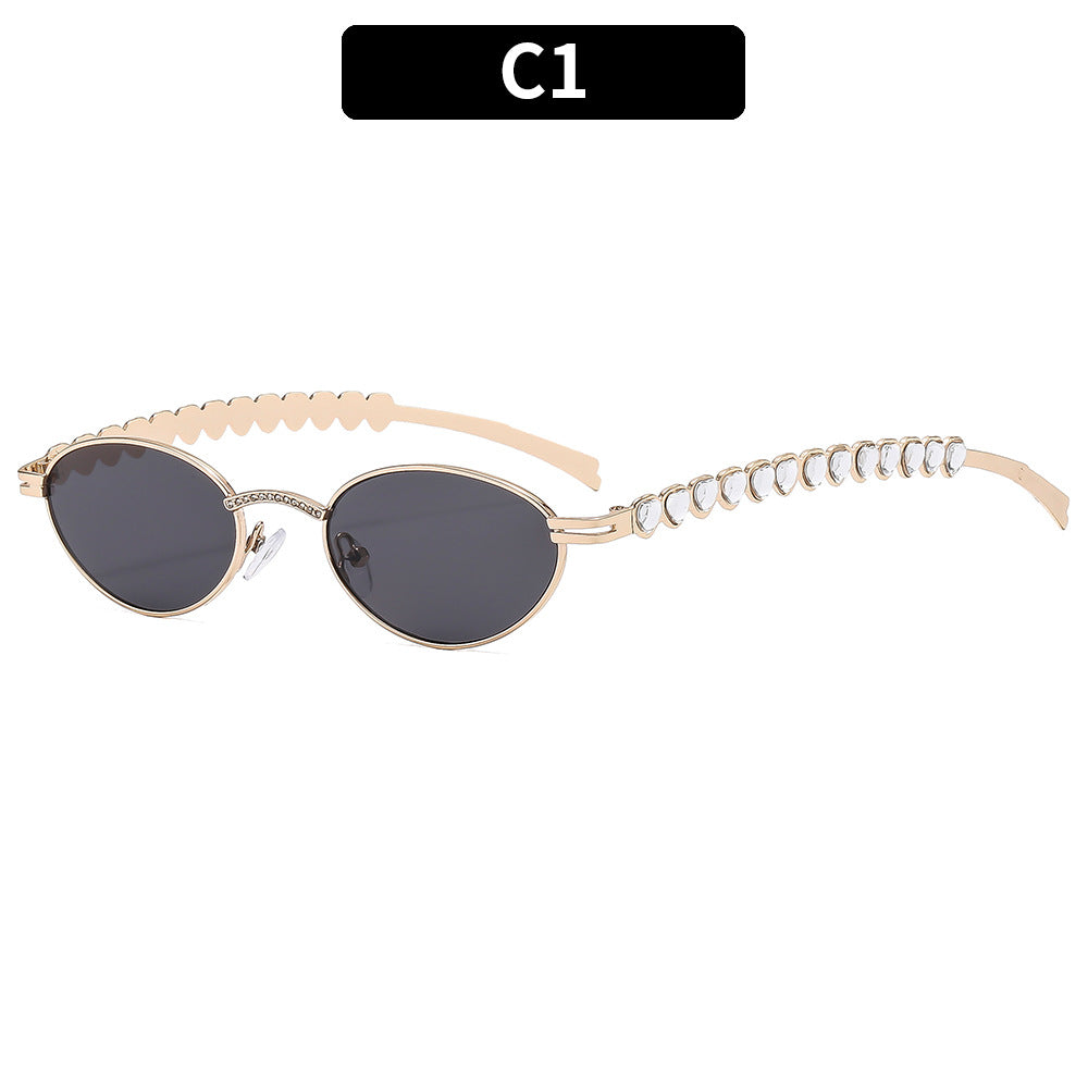 Elegante Katzenaugen-Sonnenbrille mit dekorativen Kristallelementen