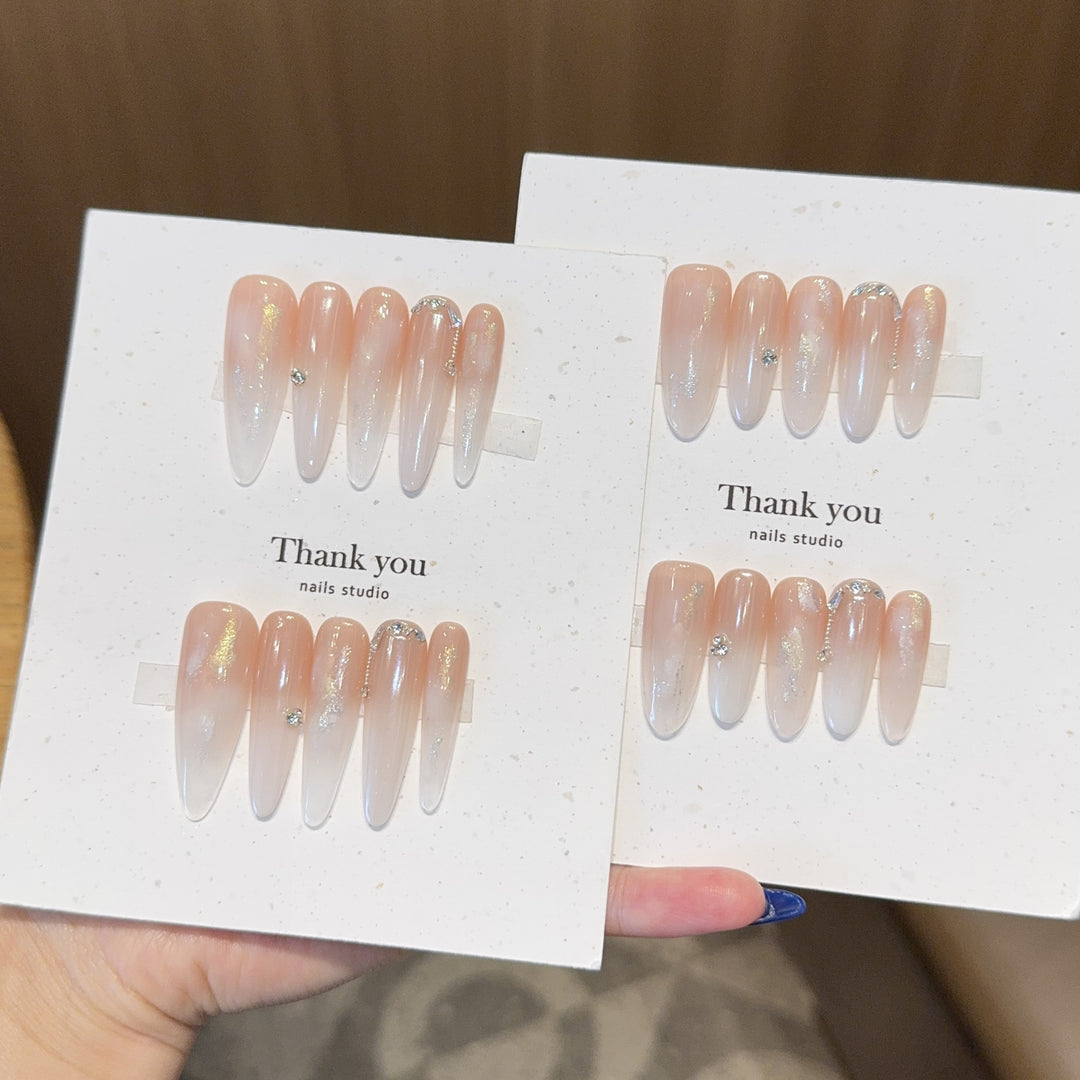 Kunstnagelset mit Eleganten Glitzerakzenten Karnz