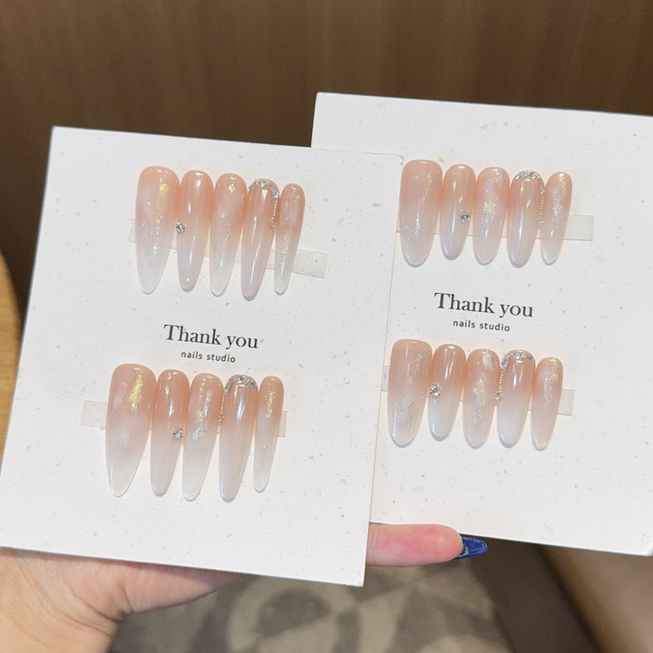 Kunstnagelset mit Eleganten Glitzerakzenten Karnz