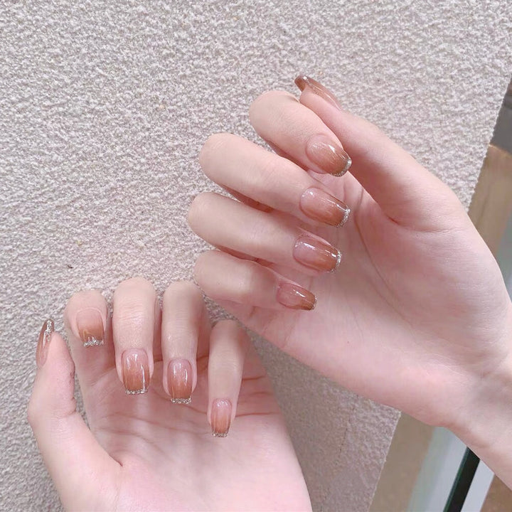Stylisches Press-On Nagelset mit elegantem Ombre-Design Karnz