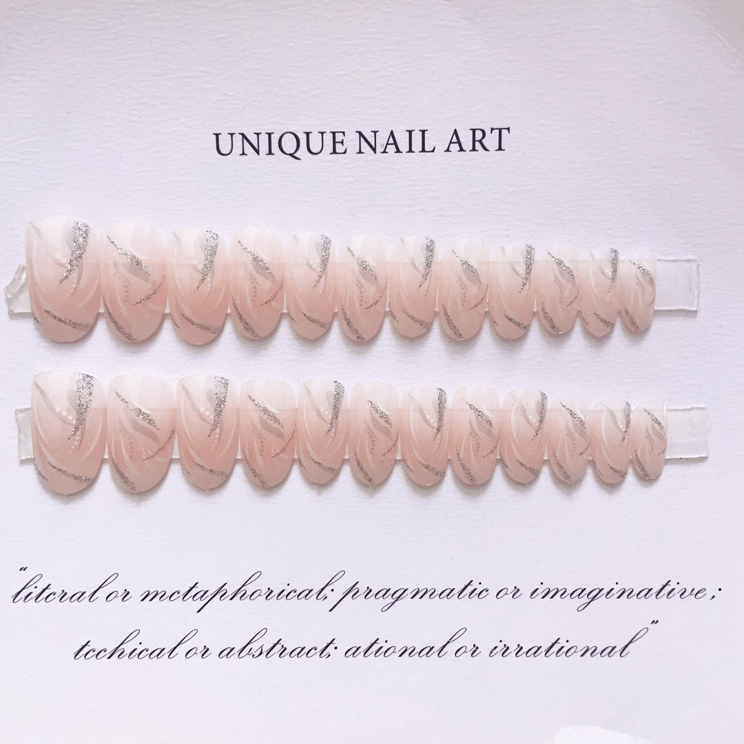Elegantes Druck-Nagelset mit Strassdetails