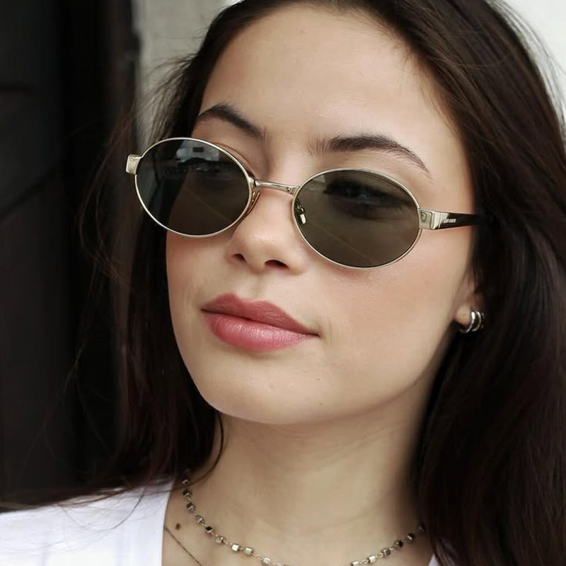 Damen runde Brille mit elegantem Metallrahmen und verstellbaren Nasenpads Karnz