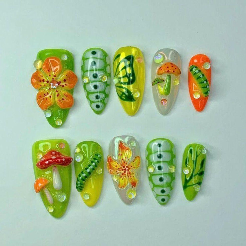 Kunstvoller Nagelspitzen Set mit Blattakzenten Karnz