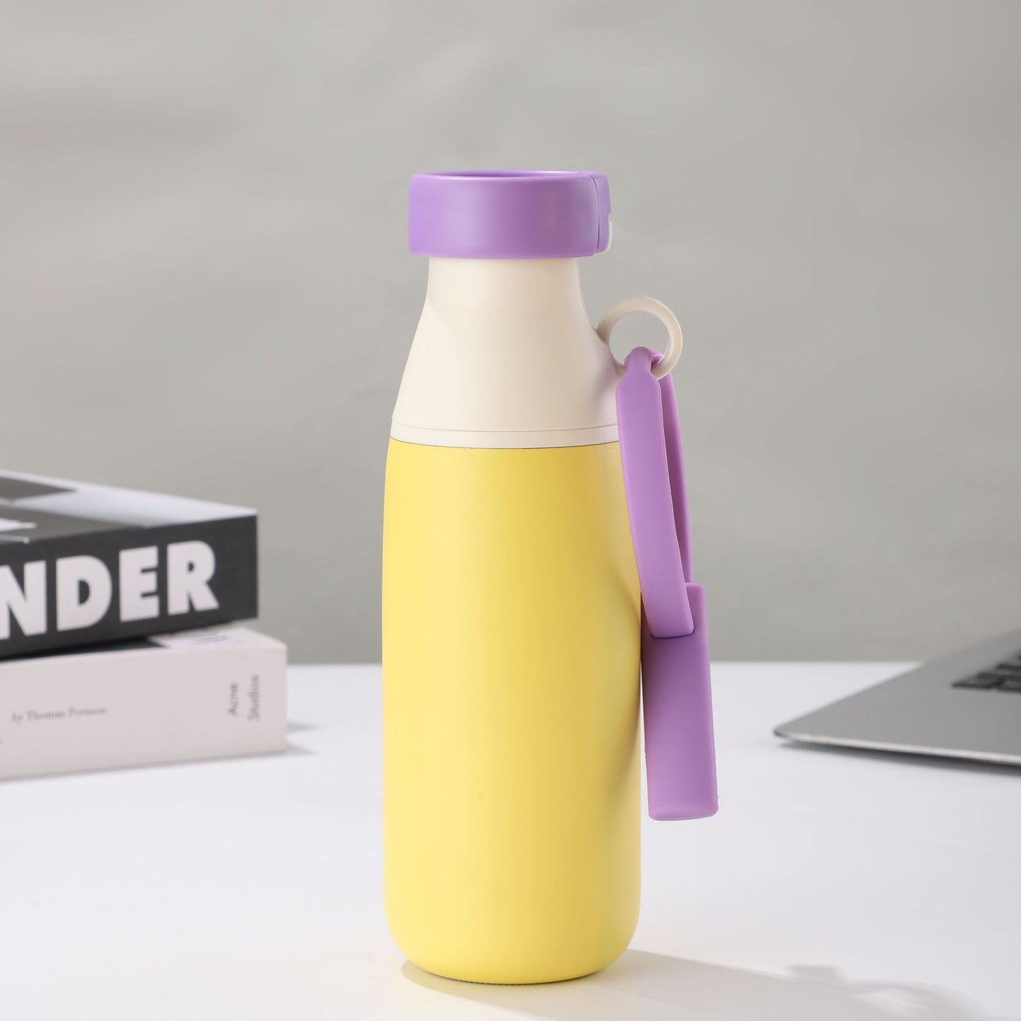 Damen isolierte Wasserflasche mit praktischer Trageschlaufe Karnz