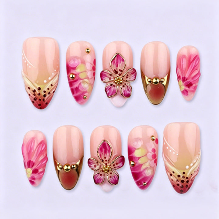 Kunstnagelset mit floralen Akzenten und funkelnden Details Karnz
