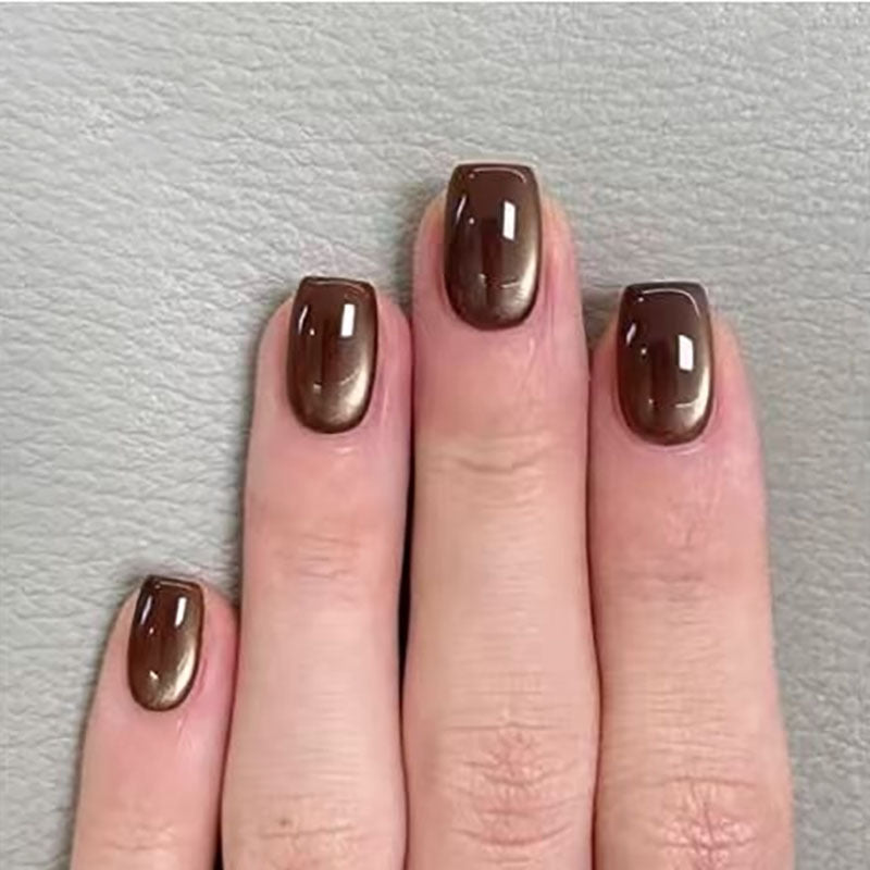 Glänzende Metallic-Nagelkunst
