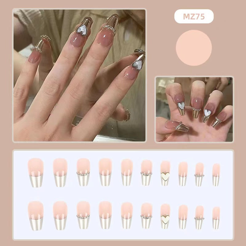 Kunstvolle Nagelkunst mit Schmetterlings- und Perlendetails Karnz
