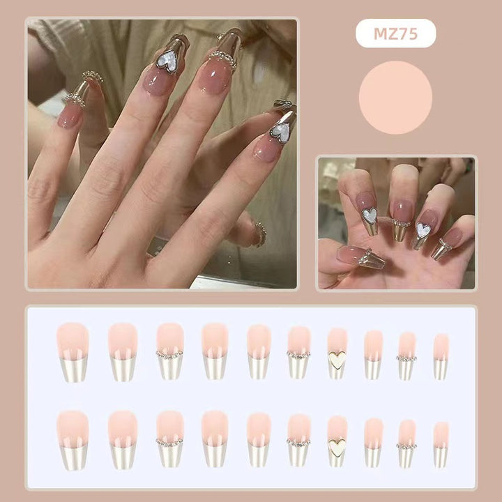 Kunstvolle Nagelkunst mit Schmetterlings- und Perlendetails Karnz