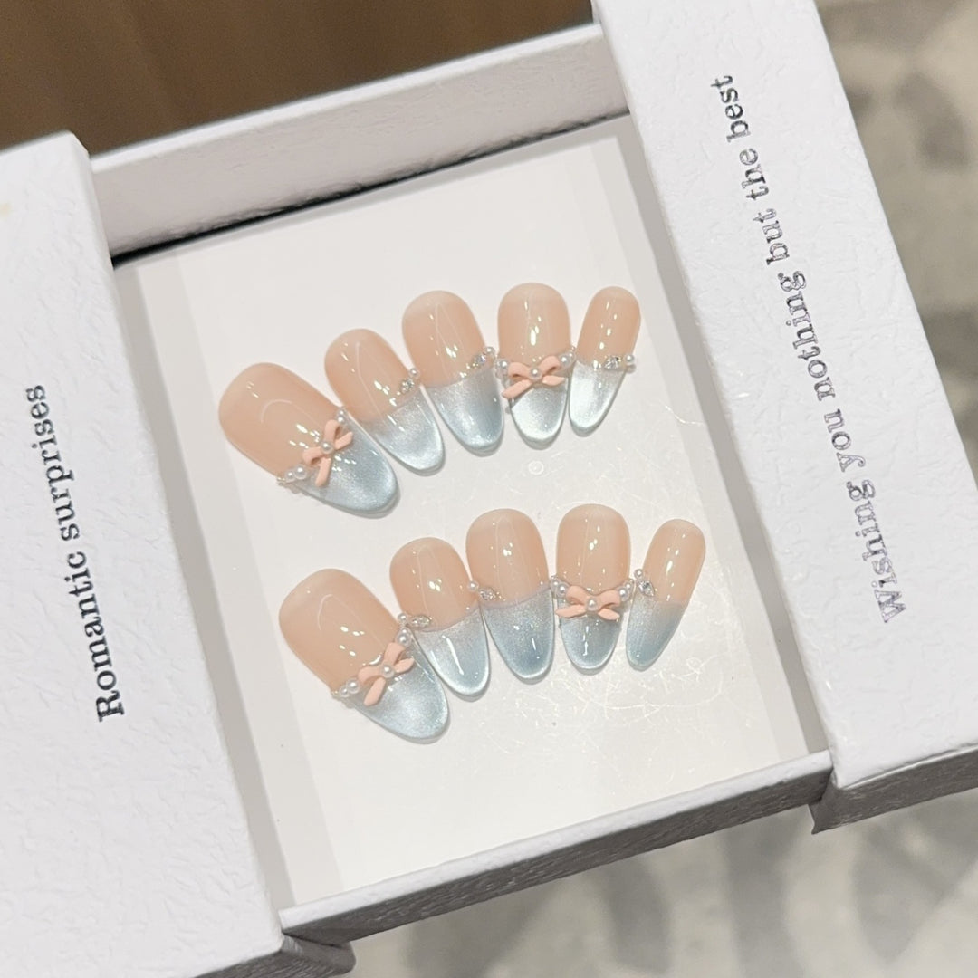 Kunstnagelset mit Romantischen Schleifen- und Glitzerakzenten Karnz