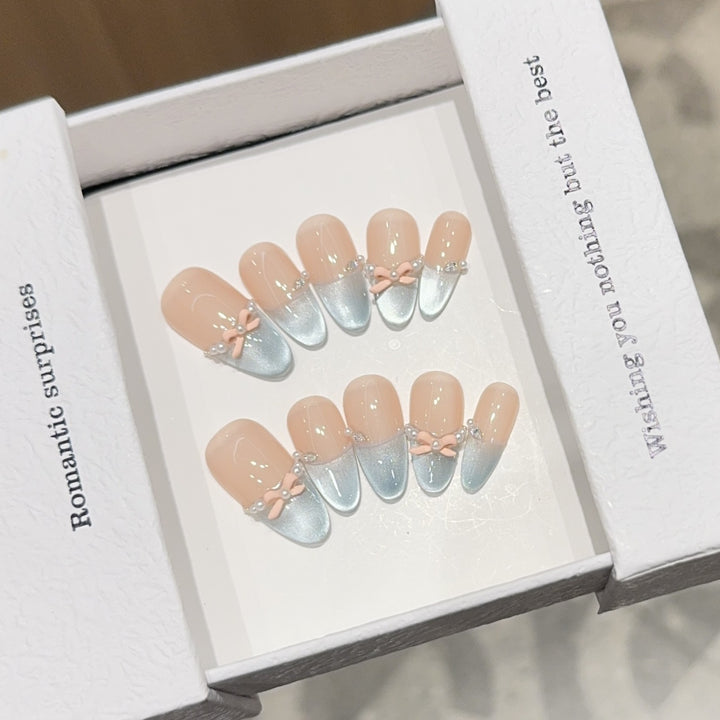 Kunstnagelset mit Romantischen Schleifen- und Glitzerakzenten Karnz